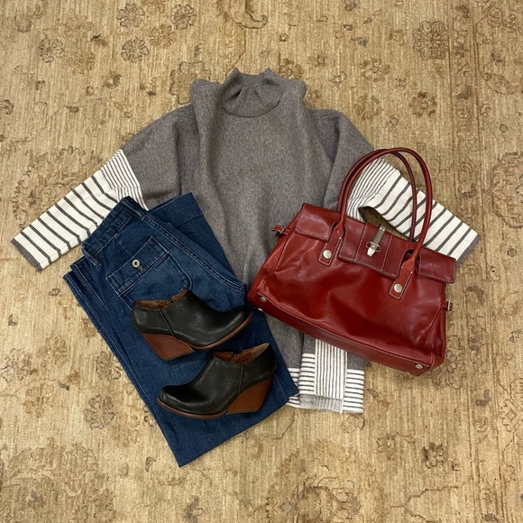 Stylish Poncho with side slits. One size. - Picture 7 of 8